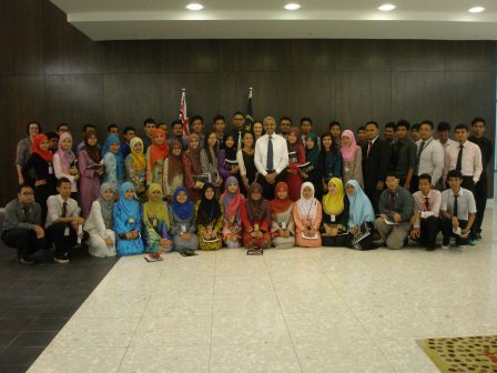 Mr Ridwaan Jadwat, Counsellor and Head of the Political and Economic Section (centre) and staff of the Australian High Commission, together with UiTM Terengganu students and staff, following the briefing and presentation.